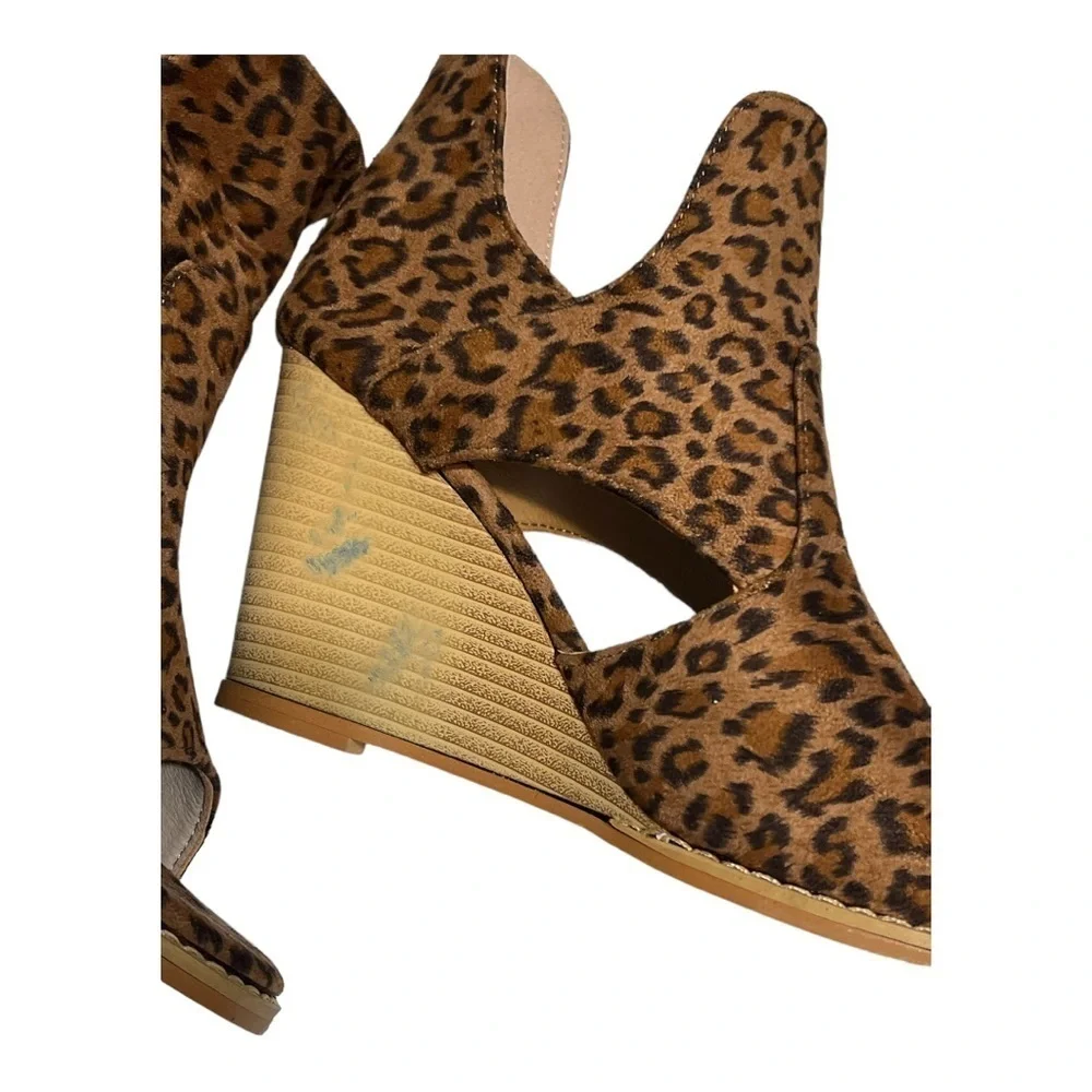 Faux Suede Animal Print Peep-Toe Cutout Wedge Heel Ankle Bootie 8M Tan Brown